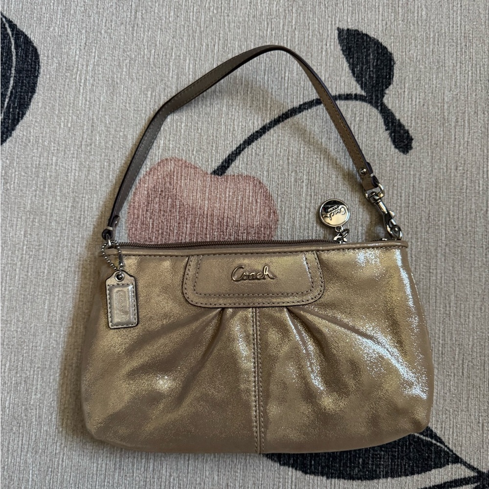 💰2 for $30!! Bundle and Save 💰
[Coach] Metallic Gold Small Bag